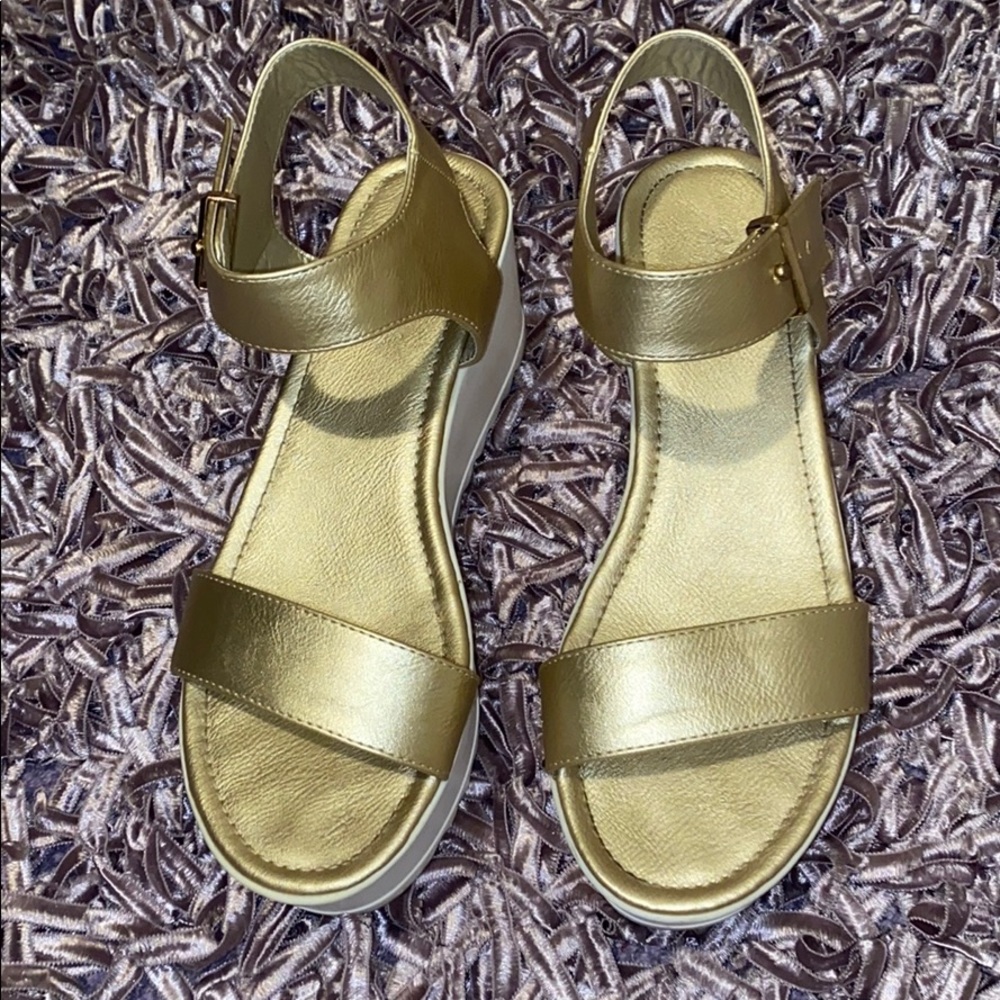 Gold heels for the lady’s